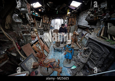 Tom Newstead, 71, uno scultore e falegname per oltre cinquant'anni nella sua baracca sul vicino alla spiaggia in Seaton Sluice sulla costa di Northumberland. Tom è stata la raccolta di legno deriva dalle spiagge lungo il litorale di Northumberland per decenni e sculping e rendendolo in molti e diversi soggetti insoliti per la carità o a vendere su , egli chiama il suo lavoro Shanti Art. Tom sta lavorando su una dimensione di vita scultpture di moner in Blyth al momento da un vecchio ceppo di albero e è stato commissoned per trasformare altri alberi .......PA Foto Owen Humphreys Foto Stock