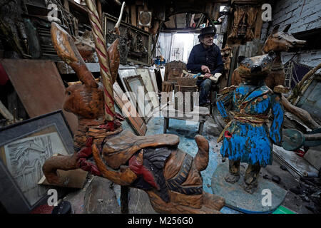 Tom Newstead, 71, uno scultore e falegname per oltre cinquant'anni nella sua baracca sul vicino alla spiaggia in Seaton Sluice sulla costa di Northumberland. Tom è stata la raccolta di legno deriva dalle spiagge lungo il litorale di Northumberland per decenni e sculping e rendendolo in molti e diversi soggetti insoliti per la carità o a vendere su , egli chiama il suo lavoro Shanti Art. Tom sta lavorando su una dimensione di vita scultpture di moner in Blyth al momento da un vecchio ceppo di albero e è stato commissoned per trasformare altri alberi .......PA Foto Owen Humphreys Foto Stock