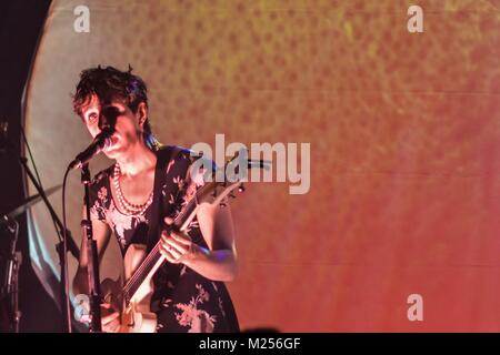 Ezra Furman performing live in Liverpool - Febbraio 2018 Foto Stock