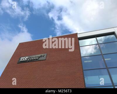 Università di Derby è di nuovo Markeaton Street Campus con il nuovo 'Università di Derby' segno visibile di questo è un dark shot, un colpo di luce è anche disponibile Foto Stock