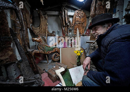 Ritrasmesso per correggere la didascalia Tom Newstead, 71, uno scultore e falegname per oltre cinquant'anni nella sua baracca sul vicino alla spiaggia in Seaton Sluice sulla costa di Northumberland. Tom è stata la raccolta di legno deriva dalle spiagge lungo il litorale di Northumberland per decenni e scolpire e rendendolo in molti e diversi soggetti insoliti, che egli chiama Shanti arte, per carità o a vendere a. Foto Stock