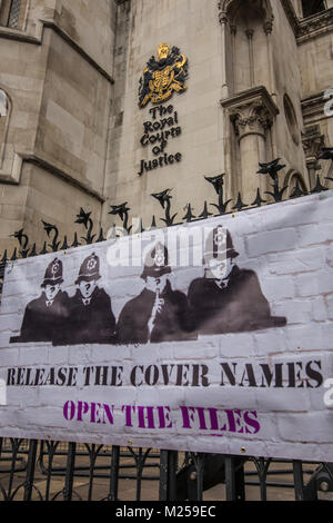 Londra, Regno Unito. 5 febbraio 2018. I manifestanti hanno dimostrato al di fuori della Royal Courts of Justice all'inizio di un'altra udienza preliminare per chiedere il rilascio di sette funzionari di polizia nomi davanti all'indagine in Gran Bretagna è coperto per le forze di polizia. David Rowe/ Alamy Live News. Foto Stock