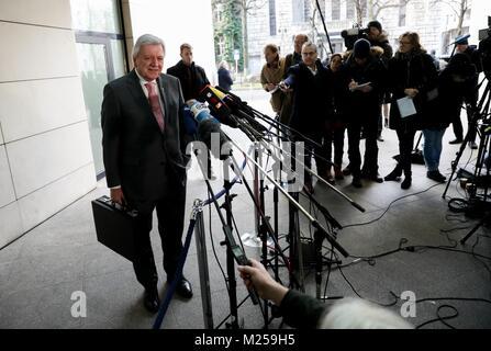 Berlino, Germania. 05 feb 2018. Volker Bouffier (CDU), premier del Land Hessen, arriva per trattative di coalizione tra il CDU - Csu e Spd parti presso la sede centrale del DOCUP (Willy-Brandt-Haus) a Berlino in Germania il 05 febbraio 2018. Credito: Kay Nietfeld/dpa/Alamy Live News Foto Stock