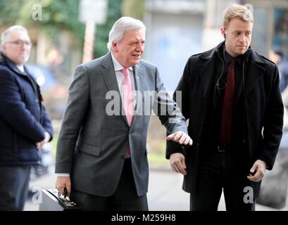 Berlino, Germania. 05 feb 2018. Volker Bouffier (CDU), premier del Land Hessen, arriva per trattative di coalizione tra il CDU - Csu e Spd parti presso la sede centrale del DOCUP (Willy-Brandt-Haus) a Berlino in Germania il 05 febbraio 2018. Credito: Kay Nietfeld/dpa/Alamy Live News Foto Stock