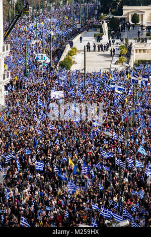 Una vista da sopra illustrante la folla enorme. I Greci raccogliere massicciamente in piazza Syntagma a dimostrare contro l' uso della denominazione 'Macedonia' dalla ex Repubblica iugoslava di Macedonia. Il nome definitivo della ex Repubblica iugoslava di stato decisivo è circa del suo ingresso nella NATO. Foto: Cronos/Kostas Pikoulas Foto Stock