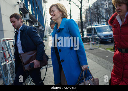 Julia Kloeckner, leader della Renania Palatinato CDU, arriva per trattative di coalizione tra il CDU - Csu e Spd parti presso la sede centrale del DOCUP (Willy-Brandt-Haus) a Berlino in Germania il 05 febbraio 2018. Foto: Gregor Fischer/dpa Foto Stock