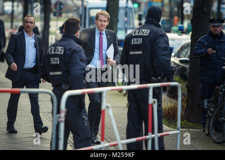 Berlino, Germania. 05 feb 2018. Daniel Guenther (CDU), premier di Schleswig-Holstein, arriva per trattative di coalizione tra il CDU - Csu e Spd parti presso la sede centrale del DOCUP (Willy-Brandt-Haus) a Berlino in Germania il 05 febbraio 2018. Credito: Gregor Fischer/dpa/Alamy Live News Foto Stock