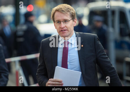 Berlino, Germania. 05 feb 2018. Daniel Guenther (CDU), premier di Schleswig-Holstein, arriva per trattative di coalizione tra il CDU - Csu e Spd parti presso la sede centrale del DOCUP (Willy-Brandt-Haus) a Berlino in Germania il 05 febbraio 2018. Credito: Gregor Fischer/dpa/Alamy Live News Foto Stock