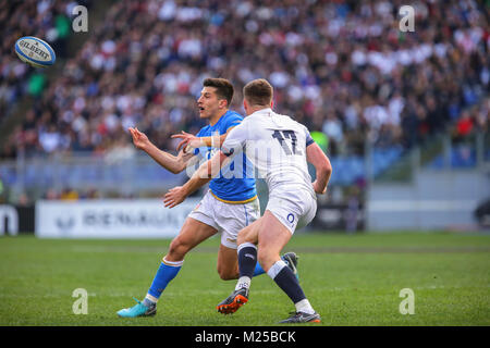 Roma, Italia. 04 febbraio 2018. Italia fly metà Tommaso Allan tenta un offload per la partita contro l'Inghilterra in NatWest 6Nazioni 208 campionato Massimiliano Carnabuci/Alamy Live News Foto Stock