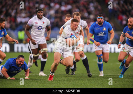 Roma, Italia. 04 febbraio 2018. L'Inghilterra del n8 Sam Simmonds porta la pallina nel match contro l'Italia in NatWest 6Nazioni 208 campionato Massimiliano Carnabuci/Alamy Live News Foto Stock