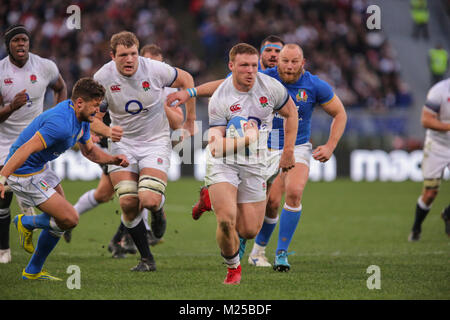 Roma, Italia. 04 febbraio 2018. L'Inghilterra del n8 Sam Simmonds porta la pallina nel match contro l'Italia in NatWest 6Nazioni 208 campionato Massimiliano Carnabuci/Alamy Live News Foto Stock