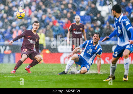 Barcellona, Spagna. 04 feb 2018. RCD Espanyol centrocampista Victor Sanchez (4) e FC Barcelona centrocampista Philippe Coutinho (14) durante il match tra RCD Espanyol e FC Barcelona, per il round 22 del Liga Santander, suonato a RCDE Stadium il 4 febbraio 2018 a Barcellona, Spagna. Credito: Gtres Información más Comuniación on line, S.L./Alamy Live News Foto Stock