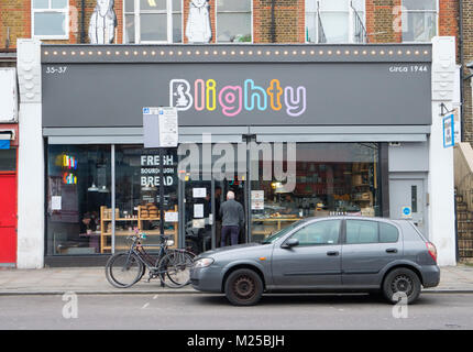 Londra, Regno Unito. 5 febbraio, 2018. Winston Churchill themed Blighty Cafe a Finsbury Park ha girato fino nelle classifiche di TripAdvisor come uno di Londra i migliori ristoranti. La settimana scorsa un gruppo di nove manifestanti assalto il Blighty UK cafe di Finsbury Park, a nord di Londra, invitando i clienti a boicottare per 'colonialismo' e cantando "Churchill era razzista". Credito: Raymond codolo/Alamy Live News Foto Stock