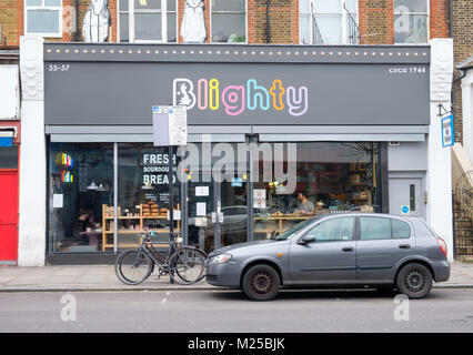 Londra, Regno Unito. 5 febbraio, 2018. Winston Churchill themed Blighty Cafe a Finsbury Park ha girato fino nelle classifiche di TripAdvisor come uno di Londra i migliori ristoranti. La settimana scorsa un gruppo di nove manifestanti assalto il Blighty UK cafe di Finsbury Park, a nord di Londra, invitando i clienti a boicottare per 'colonialismo' e cantando "Churchill era razzista". Credito: Raymond codolo/Alamy Live News Foto Stock