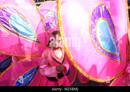 ST JAMES, TRINIDAD - Feb 04: Giovani masqueraders eseguire durante l annuale Junior Carnival concorrenza sul Western Main Road su Feb 04, 2018 in St James, Trinidad. (Foto di Sean I draghetti/Alamy Live News) Foto Stock