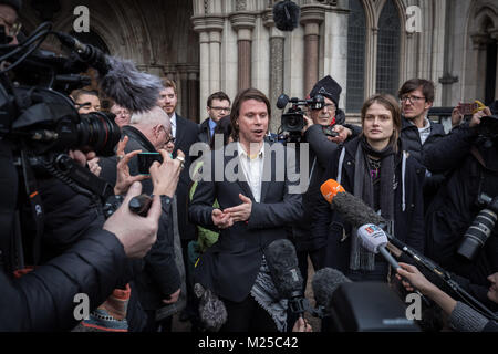 Londra, Regno Unito. 5 febbraio, 2018. Lauri amore esce dal Royal Courts of Justice con la sua famiglia e la sua fidanzata dopo aver vinto il suo ricorso contro l'estradizione per noi. Avvocati per il 32-anno-vecchio che vive nel Suffolk, aveva sostenuto che egli dovrebbe essere giudicato per i suoi presunti crimini nel Regno Unito e che egli sarebbe a rischio di uccidere se stesso se inviato a noi. L amore è caricato con stabilendo un 2013 cyber-attacco da anonimo a noi i siti web governativi. Credito: Guy Corbishley/Alamy Live News Foto Stock