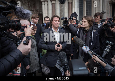 Londra, Regno Unito. 5 febbraio, 2018. Lauri amore esce dal Royal Courts of Justice con la sua famiglia e la sua fidanzata dopo aver vinto il suo ricorso contro l'estradizione per noi. Avvocati per il 32-anno-vecchio che vive nel Suffolk, aveva sostenuto che egli dovrebbe essere giudicato per i suoi presunti crimini nel Regno Unito e che egli sarebbe a rischio di uccidere se stesso se inviato a noi. L amore è caricato con stabilendo un 2013 cyber-attacco da anonimo a noi i siti web governativi. Credito: Guy Corbishley/Alamy Live News Foto Stock