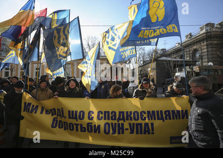 Febbraio 5, 2018 - Kyiv, regione di Kiev, Ucraina - attivisti di diversi partiti nazionalisti tenere lettura banner "Siamo orgogliosi di essere l'heritors ucraine Esercito Ribelle!" come protestano contro il disegno di legge su "Bandera' ideologia di fronte all ambasciata polacca a Kiev, Ucraina, Febbraio 5, 2018. Sejm Polacco il 26 gennaio ha votato per la proposta di legge l'impostazione di un divieto di promuovere il cosiddetto 'Bandera ideologia, ' con le sue radici storiche derivanti dall'Ucraina. Credito: ZUMA Press, Inc./Alamy Live News Foto Stock