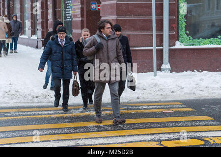 Mosca, Russia. 5 febbraio, 2018. Persone attraversano una strada a Mosca, in Russia, il 5 febbraio, 2018. Mosca sperimentato a registrare una forte nevicata la scorsa settimana e che ha causato ritardi e cancellazioni di voli aerei e la morte di almeno una vittima, funzionari detti.'Mosca era la più forte nevicata negli ultimi 100 anni", il sindaco di Mosca dell'ufficio ha detto in una dichiarazione il lunedì. Credito: Bai Xueqi/Xinhua/Alamy Live News Foto Stock