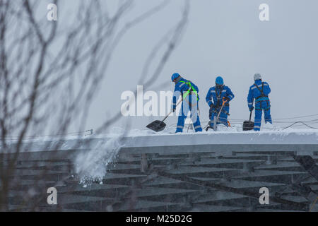 Mosca, Russia. 5 febbraio, 2018. Lavoratori rimuovere la neve su un tetto a Mosca, in Russia, il 5 febbraio, 2018. Mosca sperimentato a registrare una forte nevicata la scorsa settimana e che ha causato ritardi e cancellazioni di voli aerei e la morte di almeno una vittima, funzionari detti.'Mosca era la più forte nevicata negli ultimi 100 anni", il sindaco di Mosca dell'ufficio ha detto in una dichiarazione il lunedì. Credito: Bai Xueqi/Xinhua/Alamy Live News Foto Stock