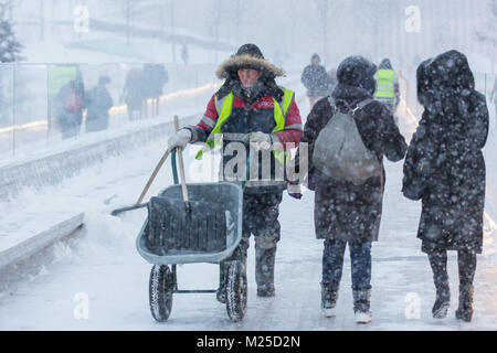 Mosca, Russia. 5 febbraio, 2018. Un lavoratore(L) rimuove la neve in un parco a Mosca, in Russia, il 5 febbraio, 2018. Mosca sperimentato a registrare una forte nevicata la scorsa settimana e che ha causato ritardi e cancellazioni di voli aerei e la morte di almeno una vittima, funzionari detti.'Mosca era la più forte nevicata negli ultimi 100 anni", il sindaco di Mosca dell'ufficio ha detto in una dichiarazione il lunedì. Credito: Bai Xueqi/Xinhua/Alamy Live News Foto Stock