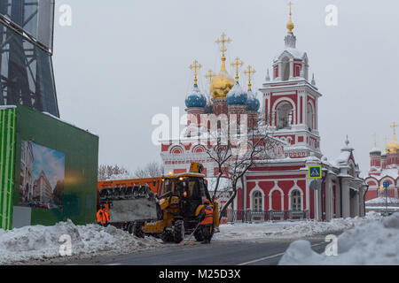 Mosca, Russia. 5 febbraio, 2018. Lavoratori rimuovere la neve sulla strada a Mosca, in Russia, il 5 febbraio, 2018. Mosca sperimentato a registrare una forte nevicata la scorsa settimana e che ha causato ritardi e cancellazioni di voli aerei e la morte di almeno una vittima, funzionari detti.'Mosca era la più forte nevicata negli ultimi 100 anni", il sindaco di Mosca dell'ufficio ha detto in una dichiarazione il lunedì. Credito: Bai Xueqi/Xinhua/Alamy Live News Foto Stock