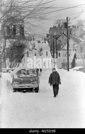 Somerville, Massachusetts, STATI UNITI D'AMERICA. 5 febbraio, 2018. Il grande Blizzard di 1978 durato due giorni di Boston il 5 febbraio e 6. After Effects è continuata per due settimane con un divieto di guida, il lavoro e la scuola, arresti e la Guardia Nazionale di pattuglia.I residenti di School Street in inverno Hill quartiere di Somerville, avere a piedi da casa e scuola per quasi due settimane dopo la tempesta di neve. Credito: Kenneth Martin/ZUMA filo/Alamy Live News Foto Stock