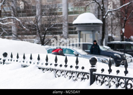 Meteo russa di Mosca. Lunedì, 5 febbraio 2018. La città si ravviva dopo la norma mensile di neve ha ottenuto lo scorso weekend. Servizi municipali di mobilitare tutte le loro risorse per pulire le strade e le piazze dallo spessore del tappeto bianco di fiocchi di neve. La temperatura è bassa, -10C (14F), ancora la luce della neve. La decorazione di recinzione metallica è quasi sepolto in cumuli di neve. Credito: Alex Immagini/Alamy Live News Foto Stock