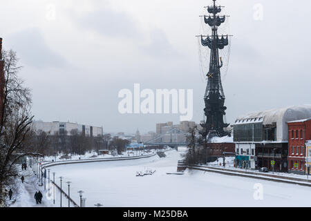 Meteo russa di Mosca. Lunedì, 5 febbraio 2018. La città si ravviva dopo la norma mensile di neve ha ottenuto lo scorso weekend. Servizi municipali di mobilitare tutte le loro risorse per pulire le strade e le piazze dallo spessore del tappeto bianco di fiocchi di neve. La temperatura è bassa, -10C (14F), ancora la luce della neve. Congelati canale di bypass sul fiume di Mosca. Il monumento al dello zar Pietro il Grande in background. Credito: Alex Immagini/Alamy Live News Foto Stock