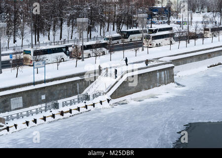 Meteo russa di Mosca. Lunedì, 5 febbraio 2018. La città si ravviva dopo la norma mensile di neve ha ottenuto lo scorso weekend. Servizi municipali di mobilitare tutte le loro risorse per pulire le strade e le piazze dallo spessore del tappeto bianco di fiocchi di neve. La temperatura è bassa, -10C (14F), ancora la luce della neve. Unidentified, irriconoscibile uomini rimuovere la neve e ghiaccio dal fiume di Mosca embankment. Credito: Alex Immagini/Alamy Live News Foto Stock