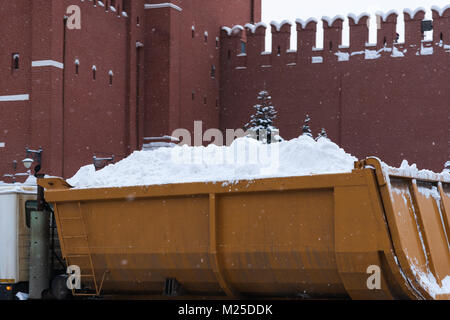 Meteo russa di Mosca. Lunedì, 5 febbraio 2018. La città si ravviva dopo la norma mensile di neve ha ottenuto lo scorso weekend. Servizi municipali di mobilitare tutte le loro risorse per pulire le strade e le piazze dallo spessore del tappeto bianco di fiocchi di neve. La temperatura è bassa, -10C (14F), ancora la luce della neve. Un camion rimuove la neve da Piazza Rossa. Le mura del Cremlino e Spasskaya (Salvatore) torre in background. Credito: Alex Immagini/Alamy Live News Foto Stock