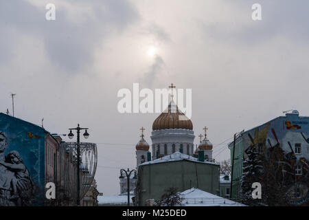 Meteo russa di Mosca. Lunedì, 5 febbraio 2018. La città si ravviva dopo la norma mensile di neve ha ottenuto lo scorso weekend. Servizi municipali di mobilitare tutte le loro risorse per pulire le strade e le piazze dallo spessore del tappeto bianco di fiocchi di neve. La temperatura è bassa, -10C (14F), ancora la luce della neve. La Cattedrale di Cristo Salvatore sotto il difficilmente visibile febbraio sun. Credito: Alex Immagini/Alamy Live News Foto Stock