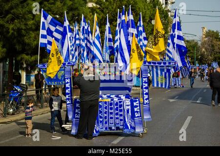 Atene, Grecia. 4 febbraio 2018. Pressione di stallo con bandiere Greca, Atene, Grecia, 4 febbraio 2018 - centinaia di migliaia di persone si sono radunate in Piazza Syntagma per protestare contro l'uso del termine Macedonia in una soluzione di una controversia tra la Grecia e l'ex Repubblica iugoslava di Macedonia (FYROM). Credito: Thea Fotografia/Alamy Live News Foto Stock