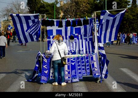 Atene, Grecia. 4 febbraio 2018. Pressione di stallo con bandiere Greca, Atene, Grecia, 4 febbraio 2018 - centinaia di migliaia di persone si sono radunate in Piazza Syntagma per protestare contro l'uso del termine Macedonia in una soluzione di una controversia tra la Grecia e l'ex Repubblica iugoslava di Macedonia (FYROM). Credito: Thea Fotografia/Alamy Live News Foto Stock