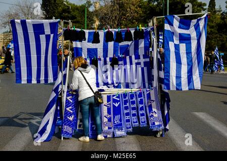 Atene, Grecia. 4 febbraio 2018. Pressione di stallo con bandiere Greca, Atene, Grecia, 4 febbraio 2018 - centinaia di migliaia di persone si sono radunate in Piazza Syntagma per protestare contro l'uso del termine Macedonia in una soluzione di una controversia tra la Grecia e l'ex Repubblica iugoslava di Macedonia (FYROM). Credito: Thea Fotografia/Alamy Live News Foto Stock