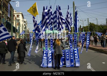 Atene, Grecia. 4 febbraio 2018. Pressione di stallo con bandiere Greca, Atene, Grecia, 4 febbraio 2018 - centinaia di migliaia di persone si sono radunate in Piazza Syntagma per protestare contro l'uso del termine Macedonia in una soluzione di una controversia tra la Grecia e l'ex Repubblica iugoslava di Macedonia (FYROM). Credito: Thea Fotografia/Alamy Live News Foto Stock