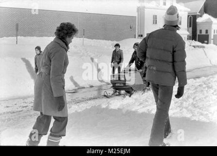 Somerville, Massachusetts, STATI UNITI D'AMERICA. 5 febbraio, 2018. Il grande Blizzard di 1978 durato due giorni di Boston il 5 febbraio e 6. After Effects è continuata per due settimane con un divieto di guida, il lavoro e la scuola, arresti e la Guardia Nazionale di pattuglia.i residenti dell'Unione area quadrata di Somerville, Massachusetts, avere a piedi e utilizzare motoslitte per ottenere circa come il traffico automobilistico è stato bandito. Credito: Kenneth Martin/ZUMA filo/Alamy Live News Foto Stock