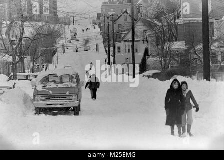 Somerville, Massachusetts, STATI UNITI D'AMERICA. 5 febbraio, 2018. Il grande Blizzard di 1978 durato due giorni di Boston il 5 febbraio e 6. After Effects è continuata per due settimane con un divieto di guida, il lavoro e la scuola, arresti e la Guardia Nazionale di pattuglia.Residenti della scuola Street a Somerville, MA a piedi dal lavoro e scuola sulle nazioni unite-arata strade per quasi due settimane dopo la tempesta del secolo. Credito: Kenneth Martin/ZUMA filo/Alamy Live News Foto Stock