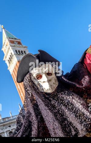 La larva, una tradizionale maschera veneziana che pongono in Piazza San Marco durante il volo dell'Angelo evento. Febbraio 4, 2018 Credit: Gentian Polovina/Alamy Live News Foto Stock