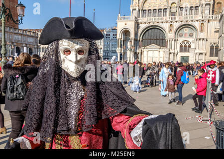 La larva, una tradizionale maschera veneziana che pongono in Piazza San Marco durante il volo dell'Angelo evento. Febbraio 4, 2018 Credit: Gentian Polovina/Alamy Live News Foto Stock