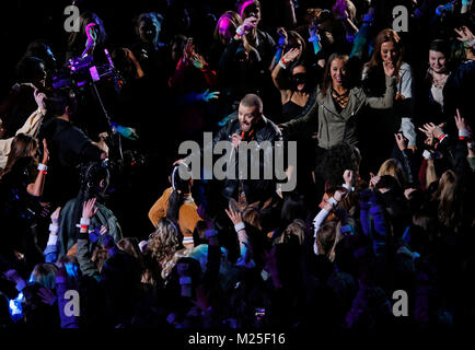 Febbraio 04, 2018 Justin Timberlake esegue sul palco durante la Pepsi Super Bowl LII Halftime spettacolo a US Bank Stadium di Minneapolis, MN. Charles Baus/CSM Foto Stock