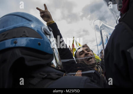 Roma, Roma, Italia. 5 febbraio, 2018. I manifestanti visto gridando slogan durante la dimostrazione.centinaia di dimostranti si sono scontrati con la polizia vicino al Vaticano durante il presidente turco la visita a Roma, come manifestanti hanno denunciato Recep Tayyip Erdogan la presenza in mezzo a Ankara anti-kurda campagna militare in Siria, almeno una persona lesa. Credito: Danilo Campailla/SOPA/ZUMA filo/Alamy Live News Foto Stock