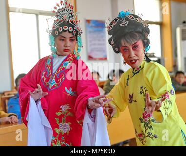 Qinhuangdao, Qinhuangdao, Cina. 6 febbraio, 2018. Qinhuangdao, Cina-6Febbraio 2018: i ragazzi imparano tradizionale opera in Qinhuangdao, nel nord della Cina di nella provincia di Hebei, segnando la prossima festa di primavera. Credito: SIPA Asia/ZUMA filo/Alamy Live News Foto Stock