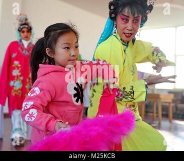 Qinhuangdao, Qinhuangdao, Cina. 6 febbraio, 2018. Qinhuangdao, Cina-6Febbraio 2018: i ragazzi imparano tradizionale opera in Qinhuangdao, nel nord della Cina di nella provincia di Hebei, segnando la prossima festa di primavera. Credito: SIPA Asia/ZUMA filo/Alamy Live News Foto Stock