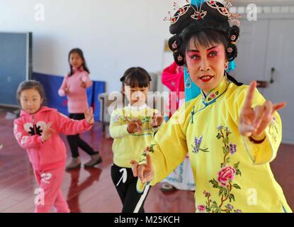 Qinhuangdao, Qinhuangdao, Cina. 6 febbraio, 2018. Qinhuangdao, Cina-6Febbraio 2018: i ragazzi imparano tradizionale opera in Qinhuangdao, nel nord della Cina di nella provincia di Hebei, segnando la prossima festa di primavera. Credito: SIPA Asia/ZUMA filo/Alamy Live News Foto Stock