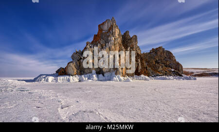 Rock Shamanka da congelati Baikal. Santo Burkhan del capo. Olkhon Island. Regione di Irkutsk. La Russia Foto Stock