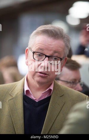 Stirling Scozia :- 4 febbraio 2018 il 2018 Stirling Bull vendite il Rt Hon Michael Gove MP il Segretario di Stato per l'ambiente, l'alimentazione e gli affari rurali chat per gli agricoltori quando egli visiti lo Stirling Bull Sales,Stirling, Scozia. ©Tim Scrivener fotografo 07850 303986 ....riguardanti l'agricoltura nel Regno Unito.... Foto Stock