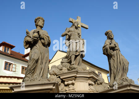 La statua del Santo Salvatore con Cosma e Damiano in inverno la luce del sole sul Ponte Carlo a Praga, Repubblica Ceca. Foto Stock