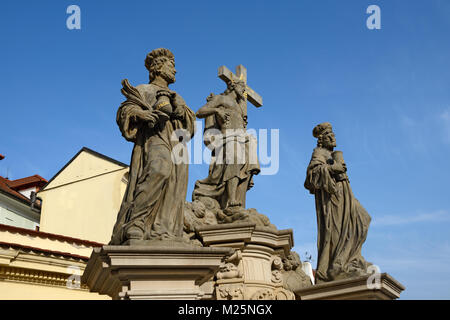 La statua del Santo Salvatore con Cosma e Damiano in inverno la luce del sole sul Ponte Carlo a Praga, Repubblica Ceca. Foto Stock