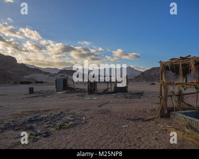 Deserta case beduin nel deserto del Sinai, Egitto Foto Stock